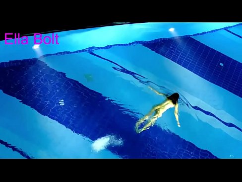 ❤️ Ik kin net ophâlde te sjen, jonge blonde fongen neaken swimmen yn ELLA BOLT resort pool ❤❌ Anale porno by wy ❤